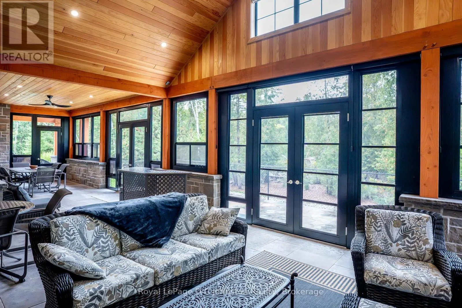 28 LAKESIDE WOODS CRESCENT