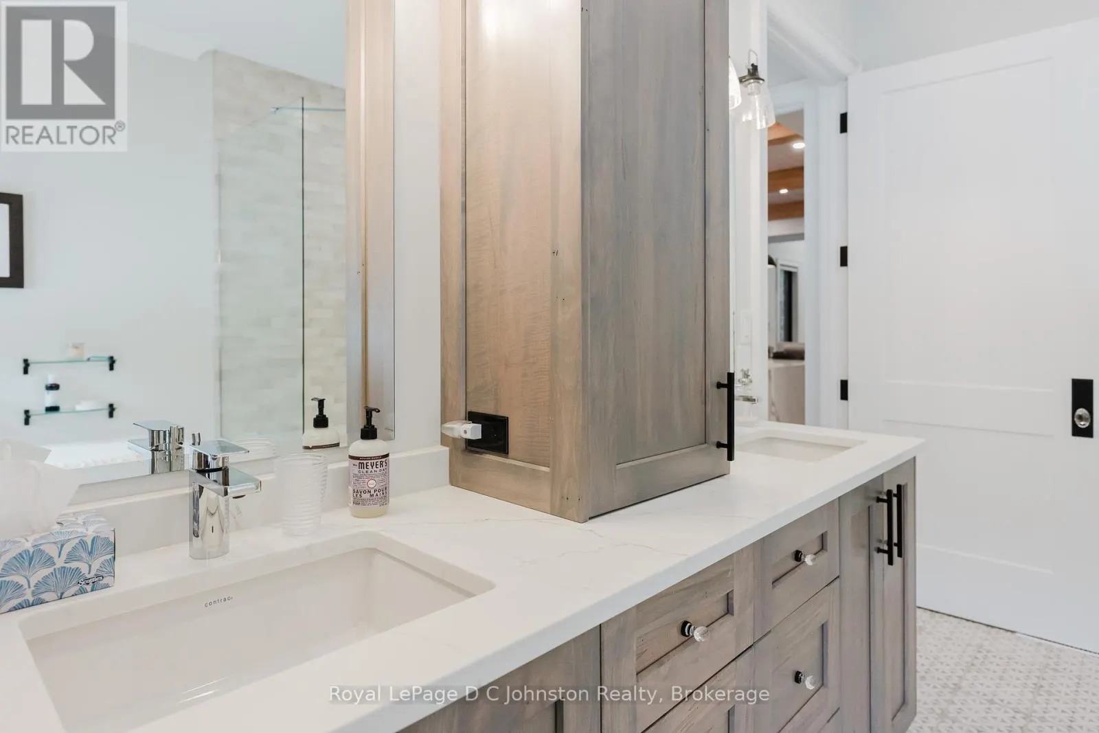 28 LAKESIDE WOODS CRESCENT