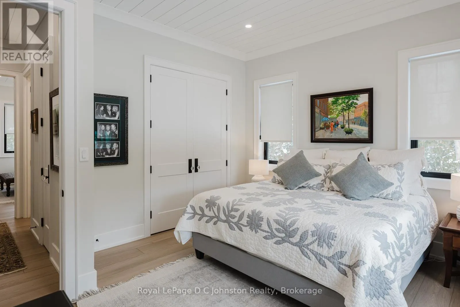 28 LAKESIDE WOODS CRESCENT