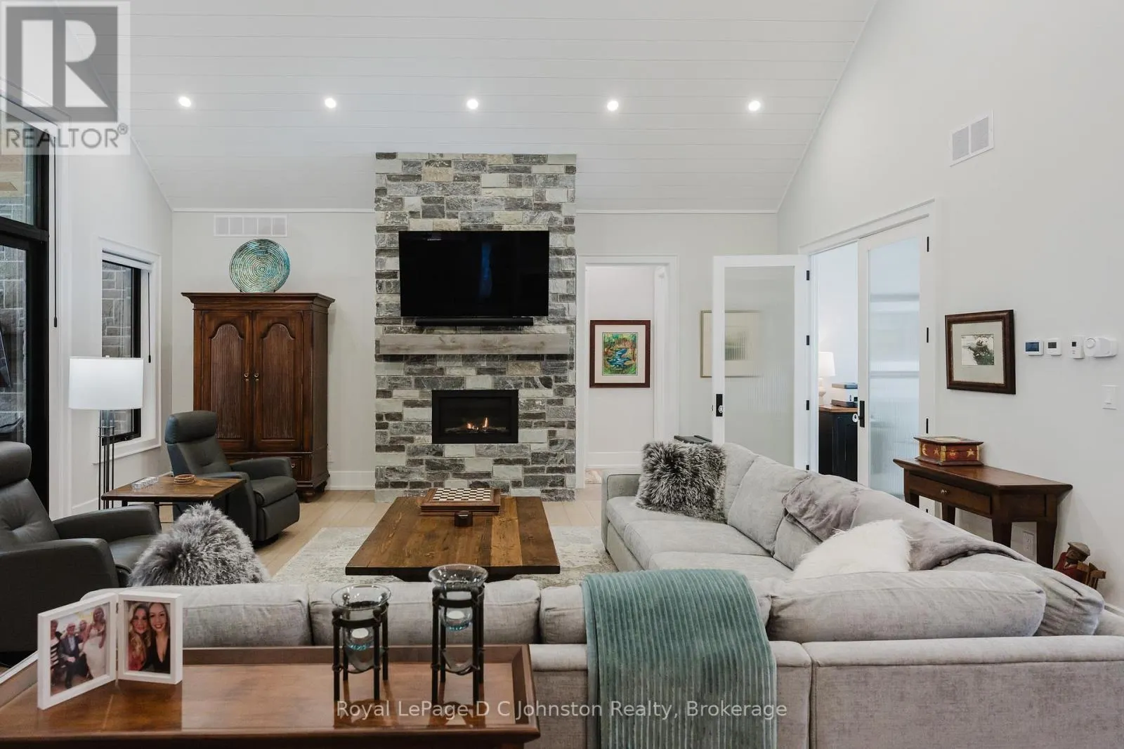 28 LAKESIDE WOODS CRESCENT