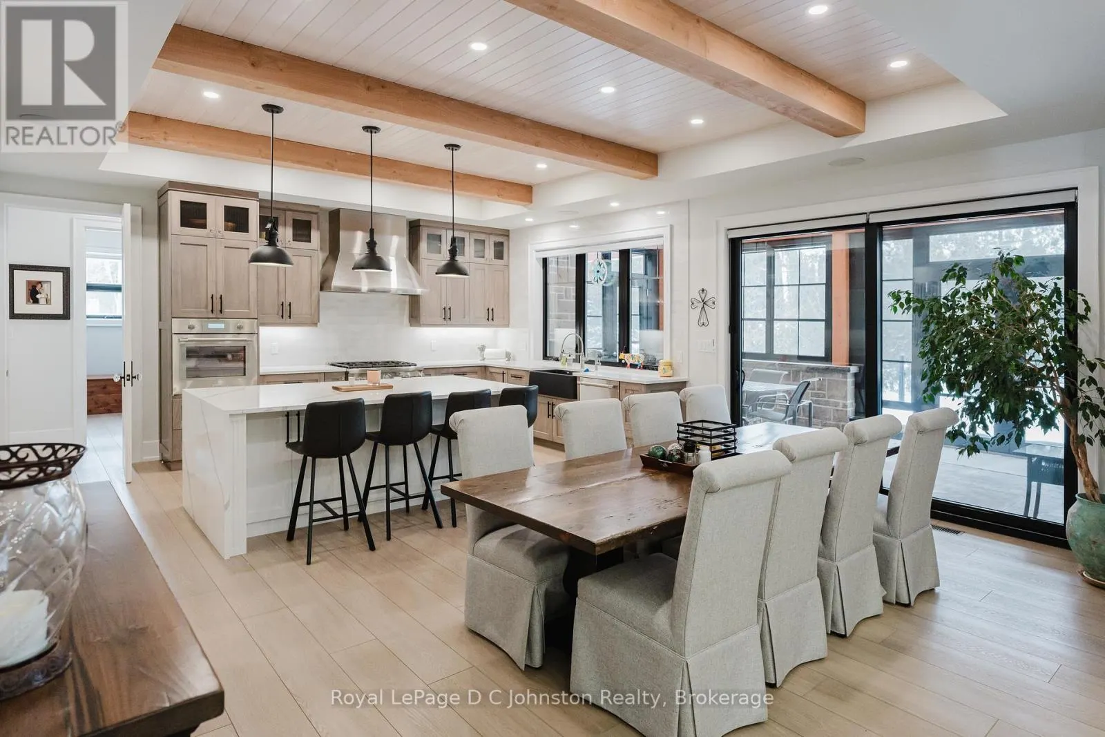 28 LAKESIDE WOODS CRESCENT