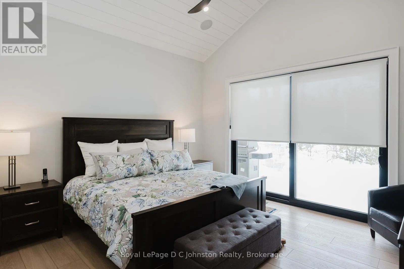 28 LAKESIDE WOODS CRESCENT