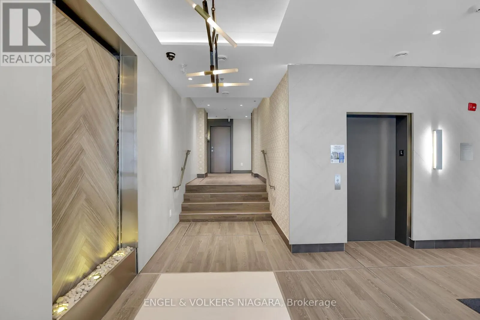 106 - 479 CHARLTON AVENUE E, #106