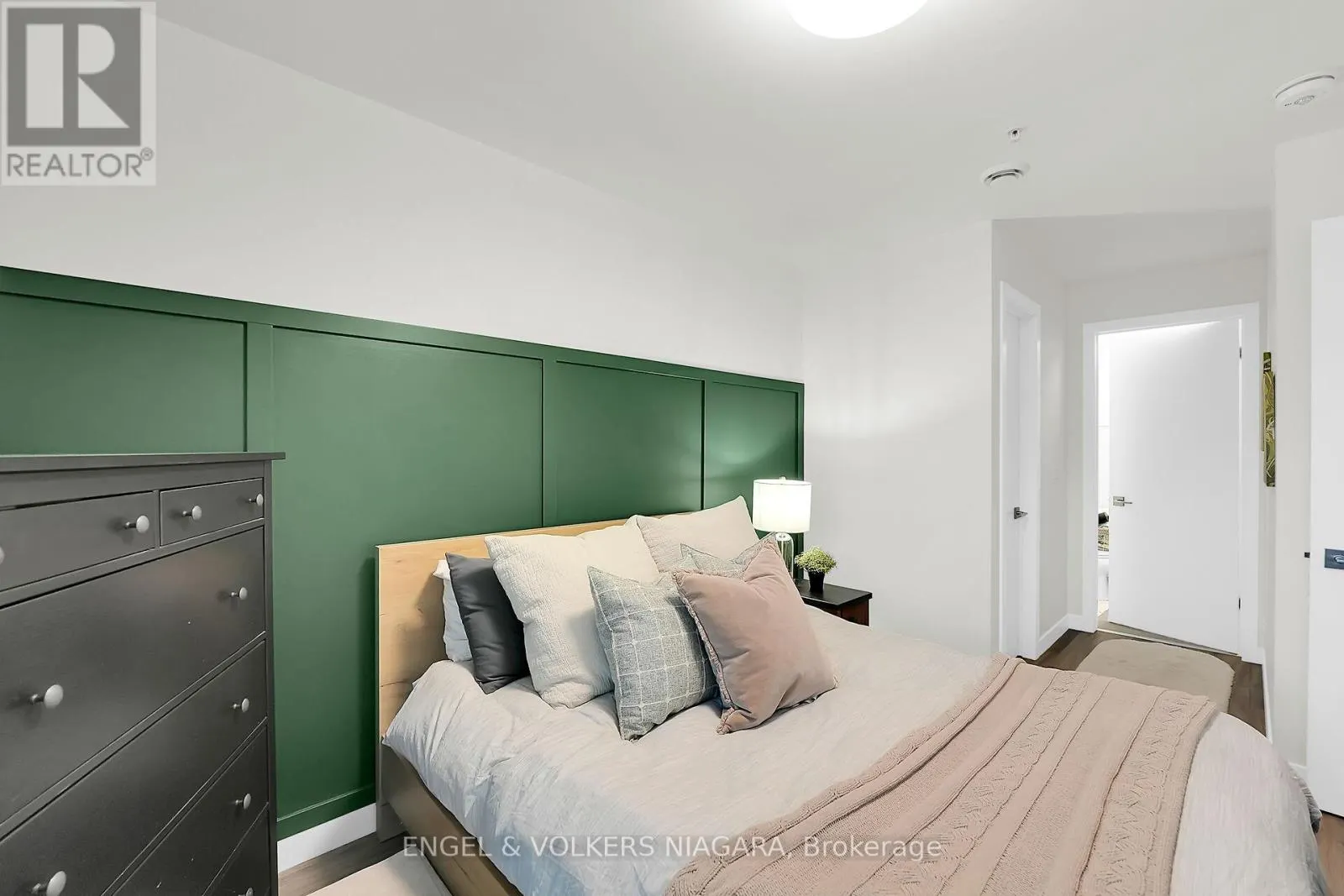 106 - 479 CHARLTON AVENUE E, #106