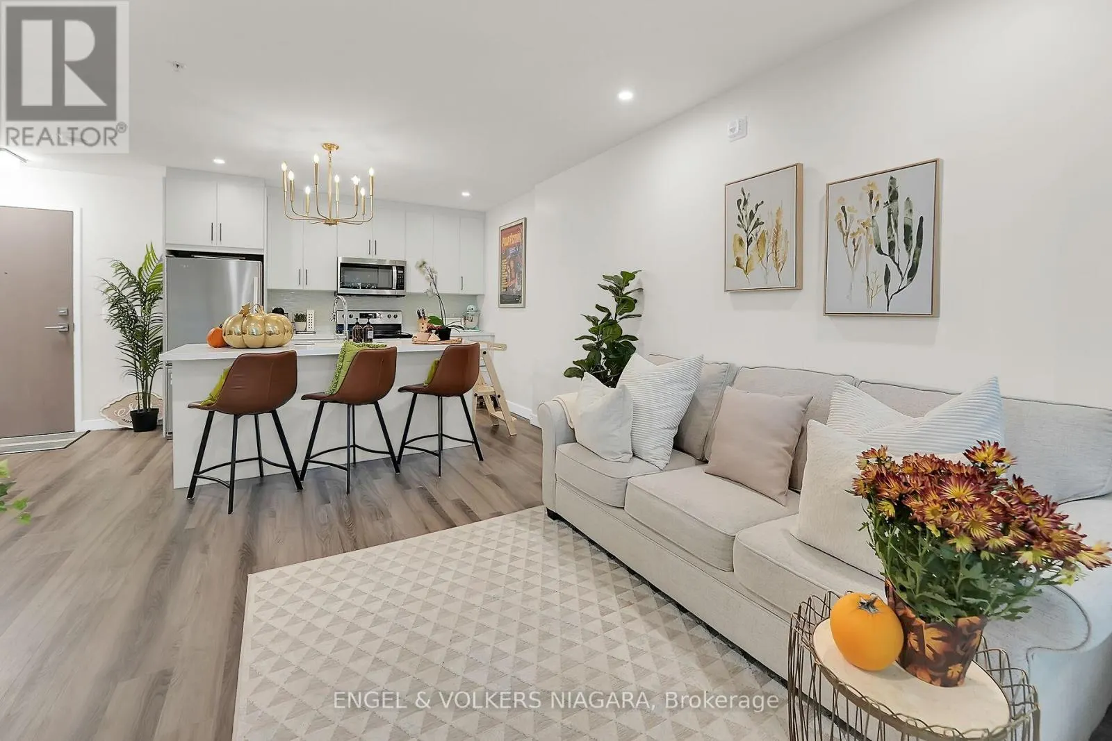 106 - 479 CHARLTON AVENUE E, #106
