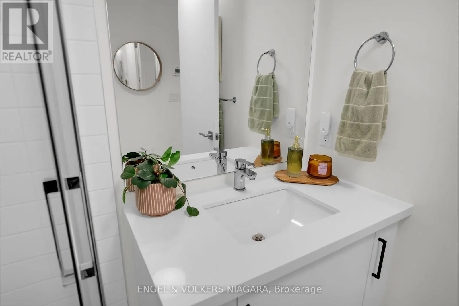 106 - 479 CHARLTON AVENUE E, #106