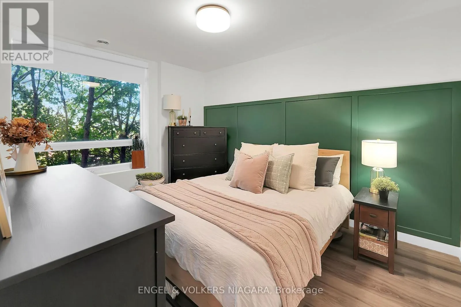 106 - 479 CHARLTON AVENUE E, #106