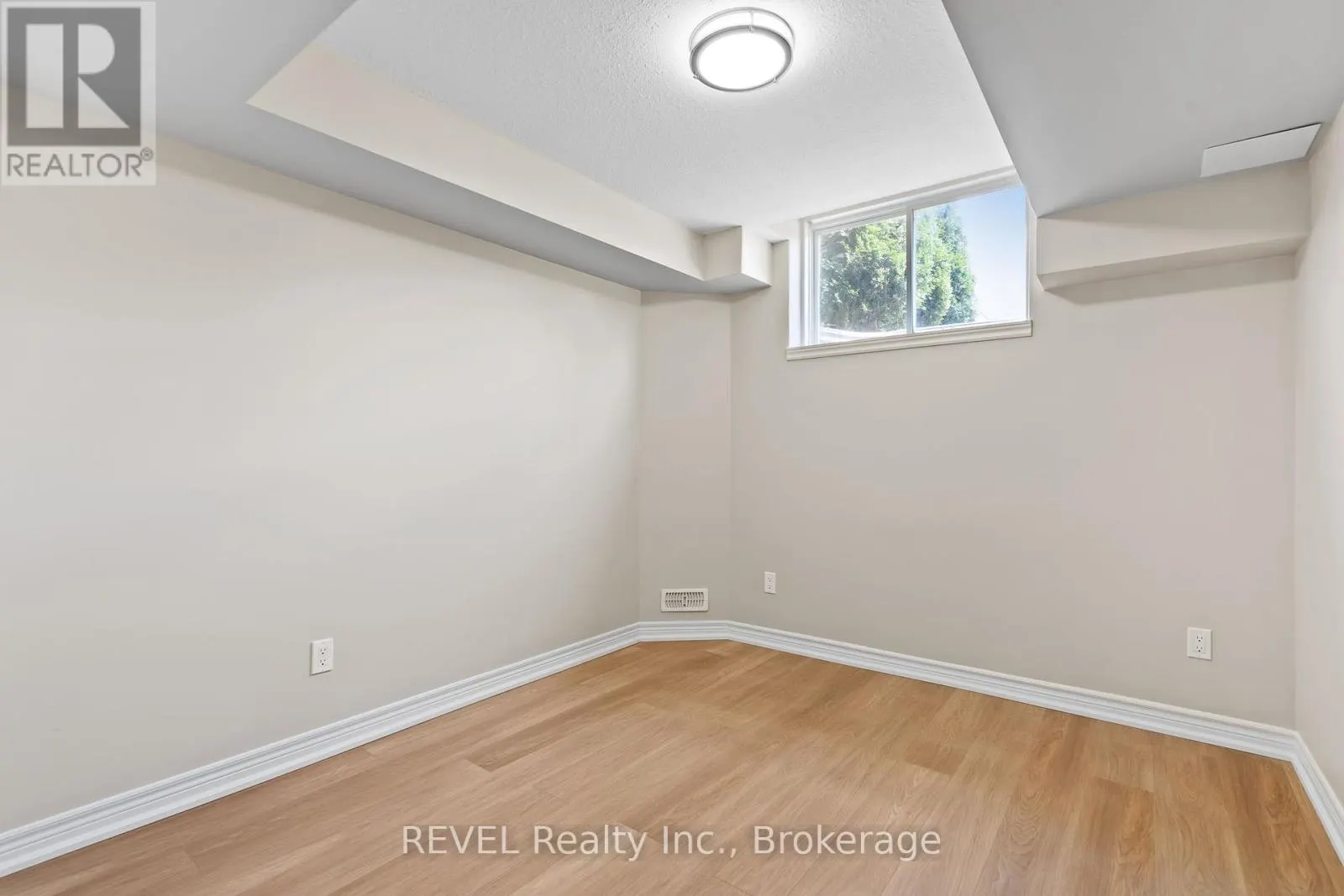 124 ROSELAWN CRESCENT