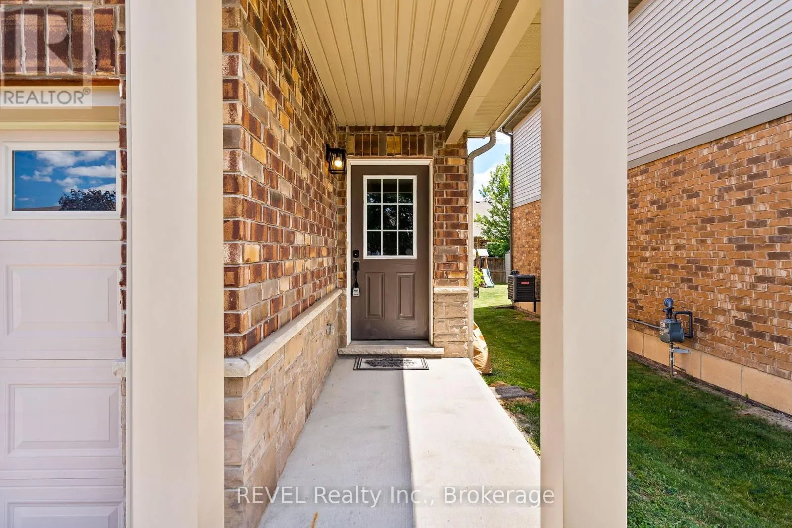 124 ROSELAWN CRESCENT