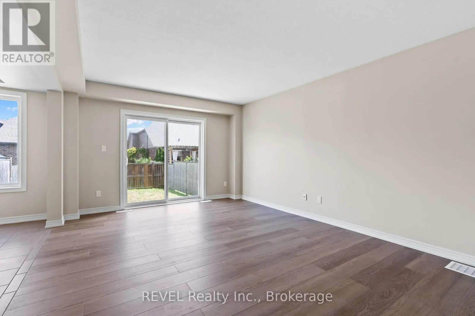 124 ROSELAWN CRESCENT