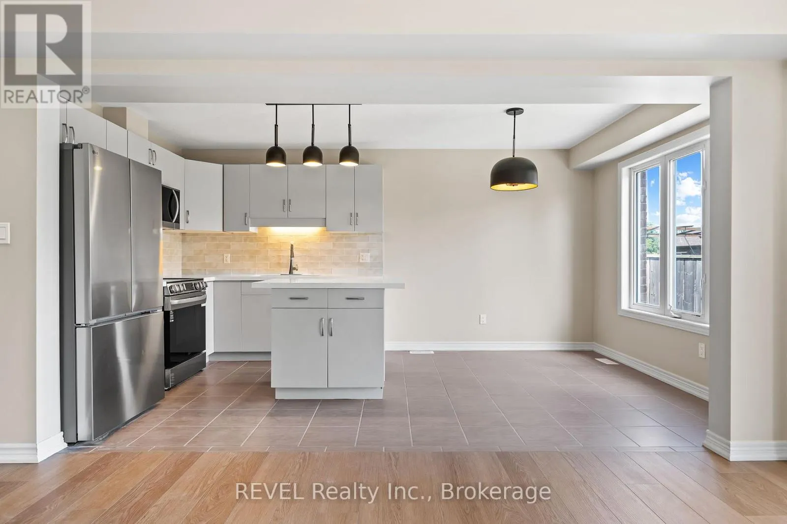 124 ROSELAWN CRESCENT