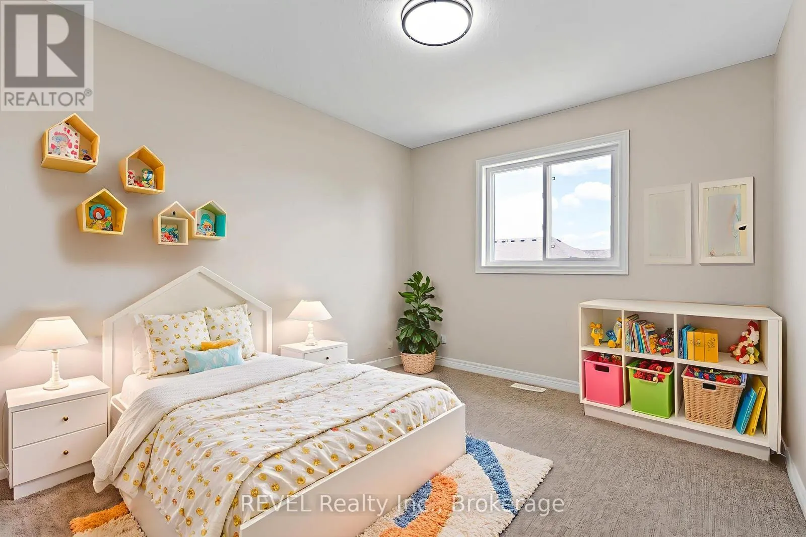 124 ROSELAWN CRESCENT