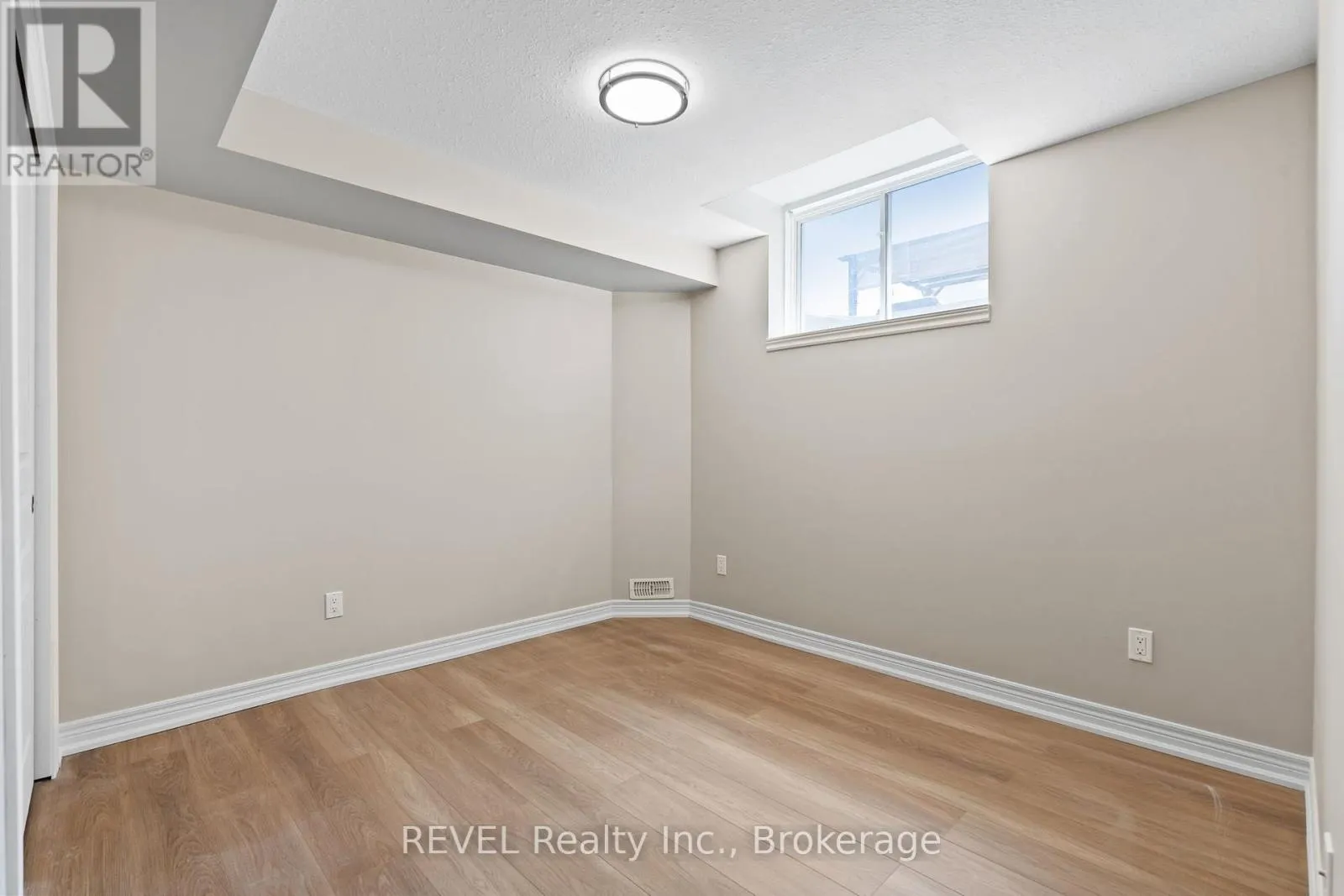 124 ROSELAWN CRESCENT