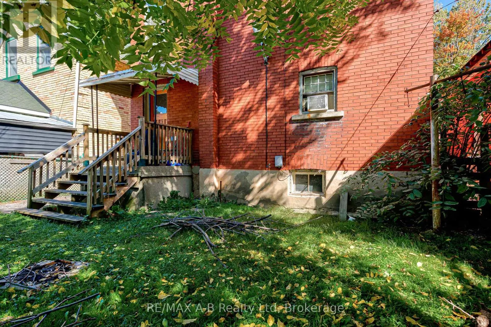 512 DOWNIE STREET