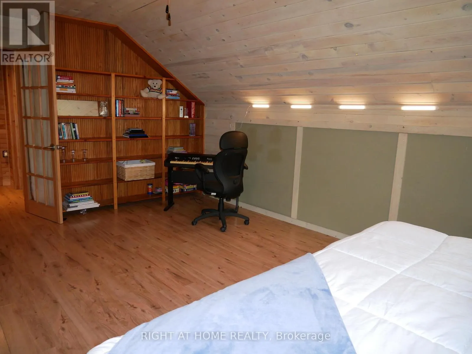 1130 TOWERING OAKS TRAIL W