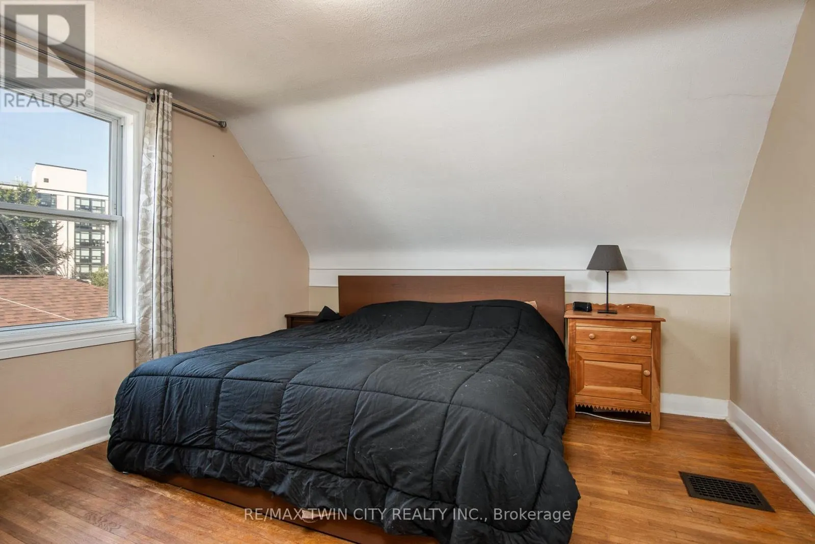 186 HIGHLAND ROAD E