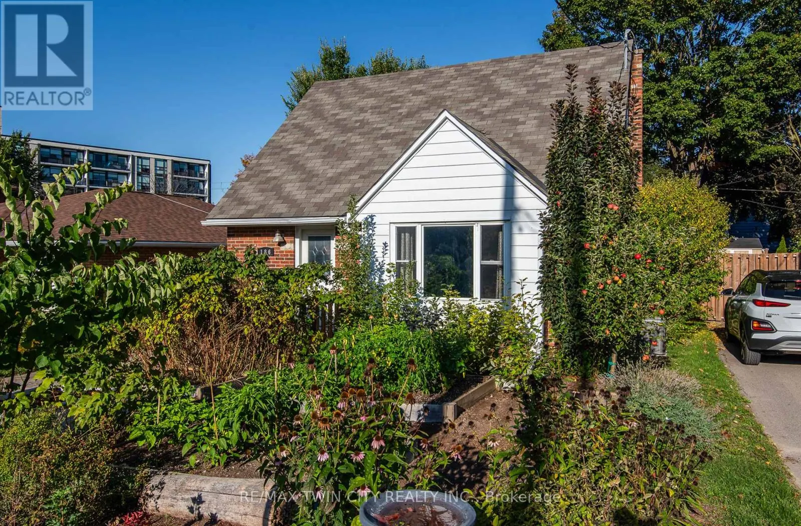 186 HIGHLAND ROAD E