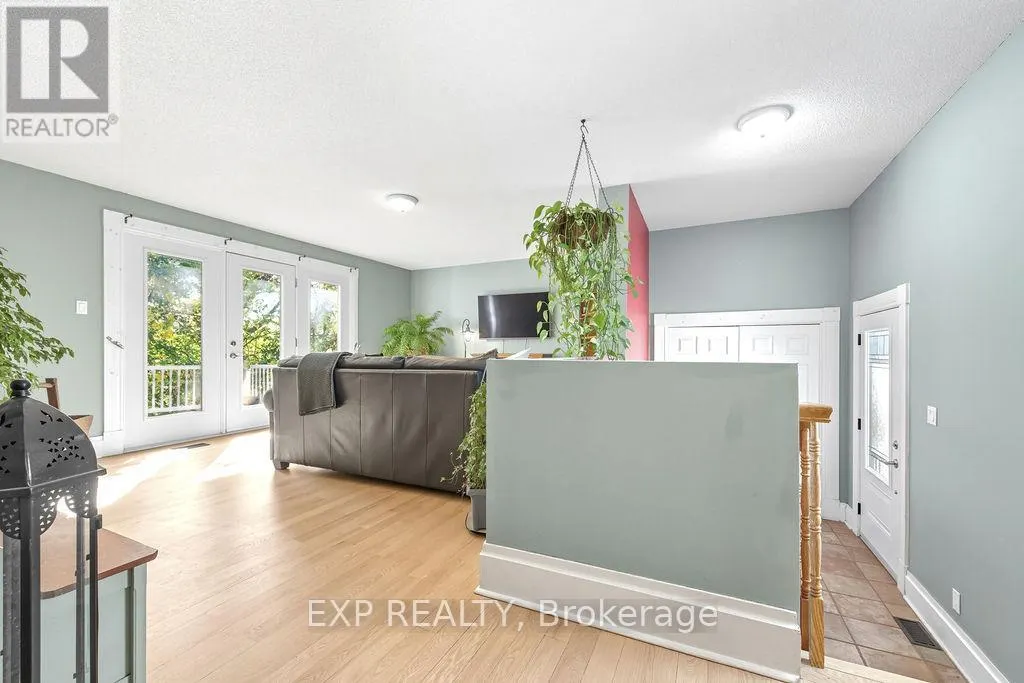 7 HINCKS AVENUE W