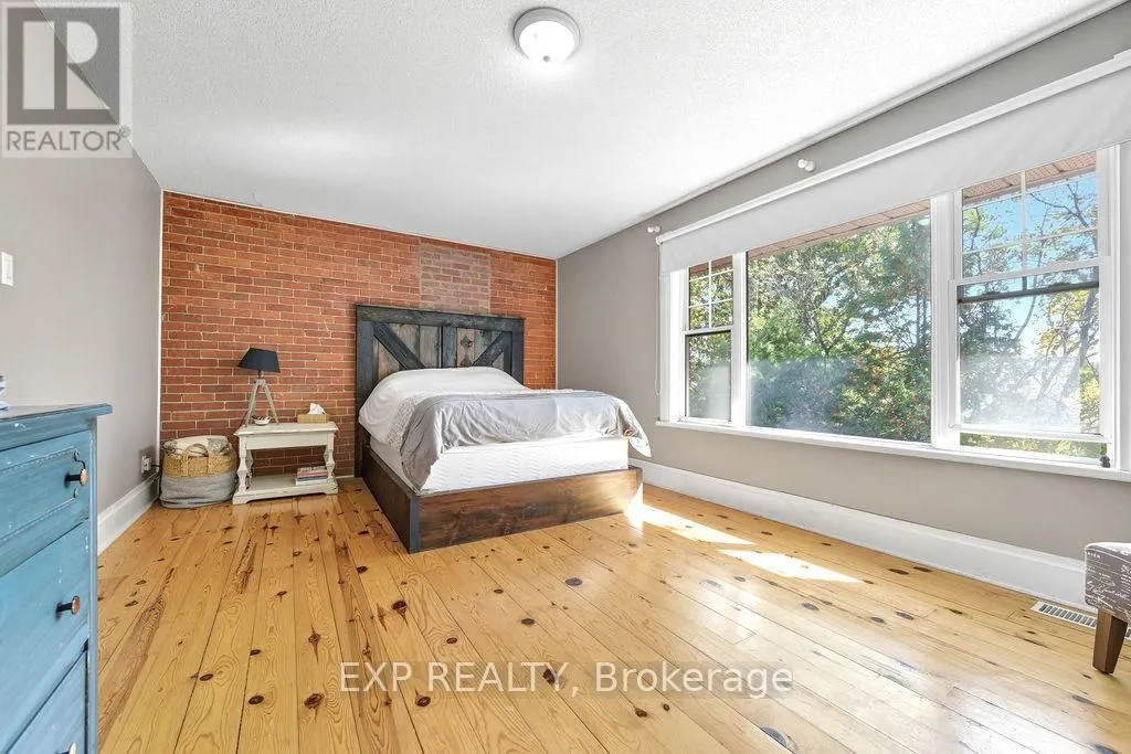 7 HINCKS AVENUE W