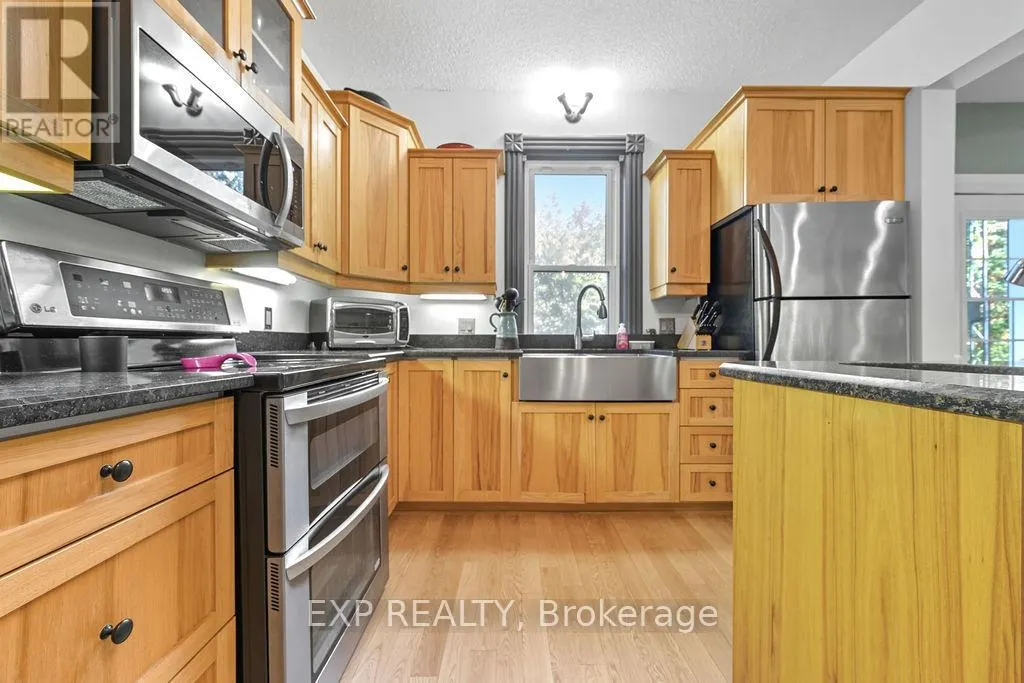 7 HINCKS AVENUE W