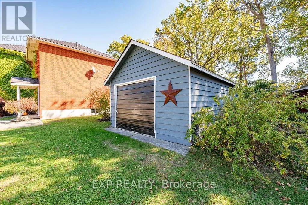 7 HINCKS AVENUE W