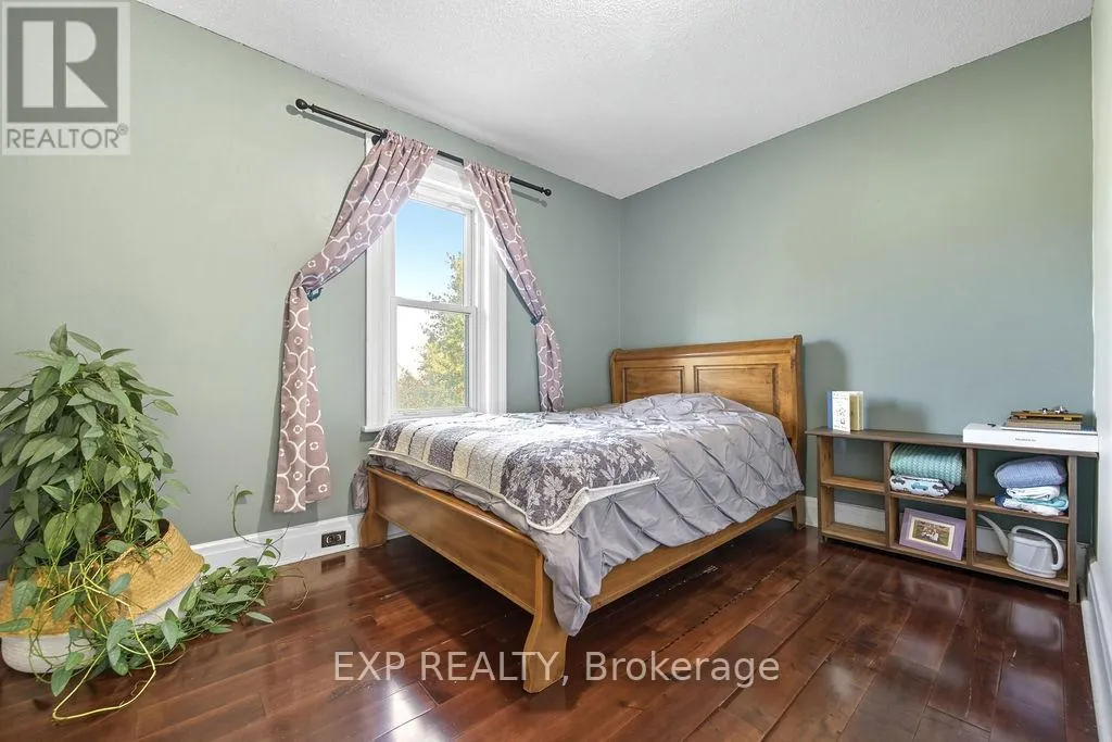 7 HINCKS AVENUE W
