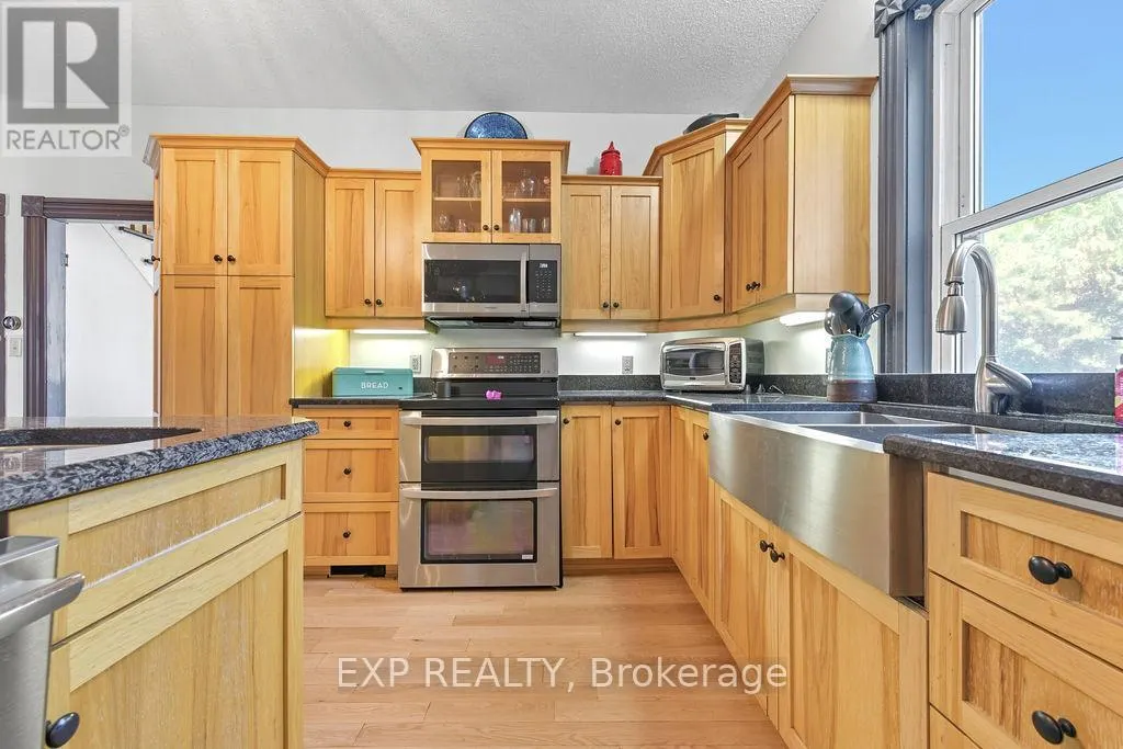 7 HINCKS AVENUE W