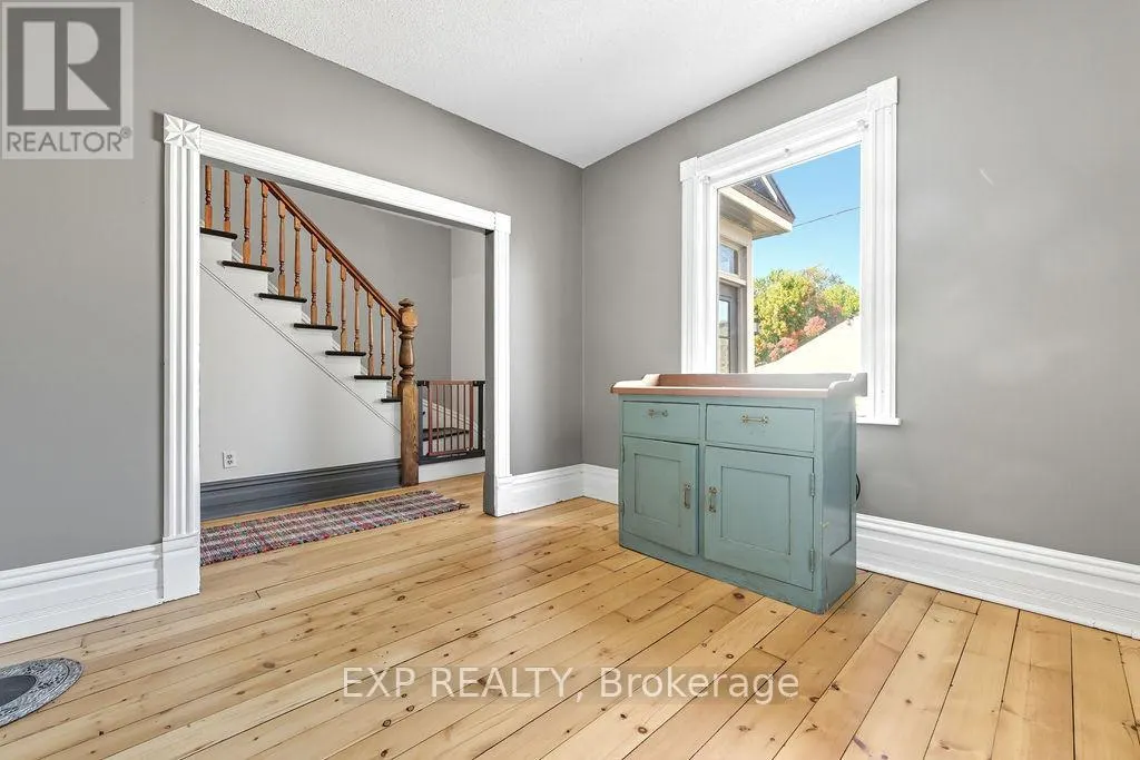 7 HINCKS AVENUE W