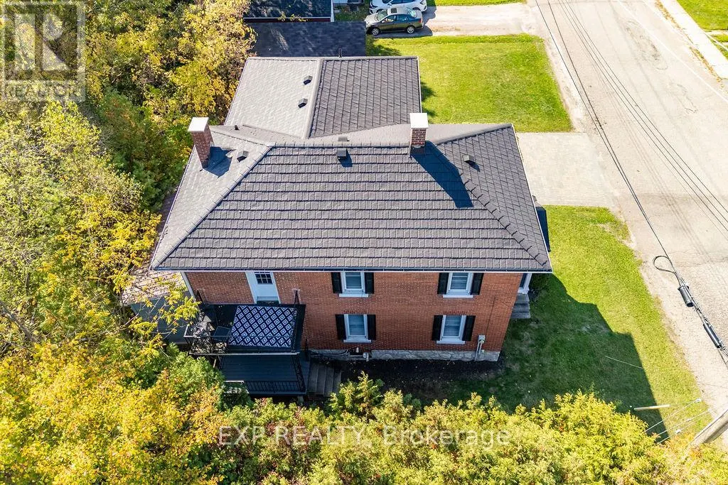 7 HINCKS AVENUE W