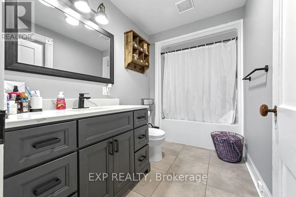 7 HINCKS AVENUE W