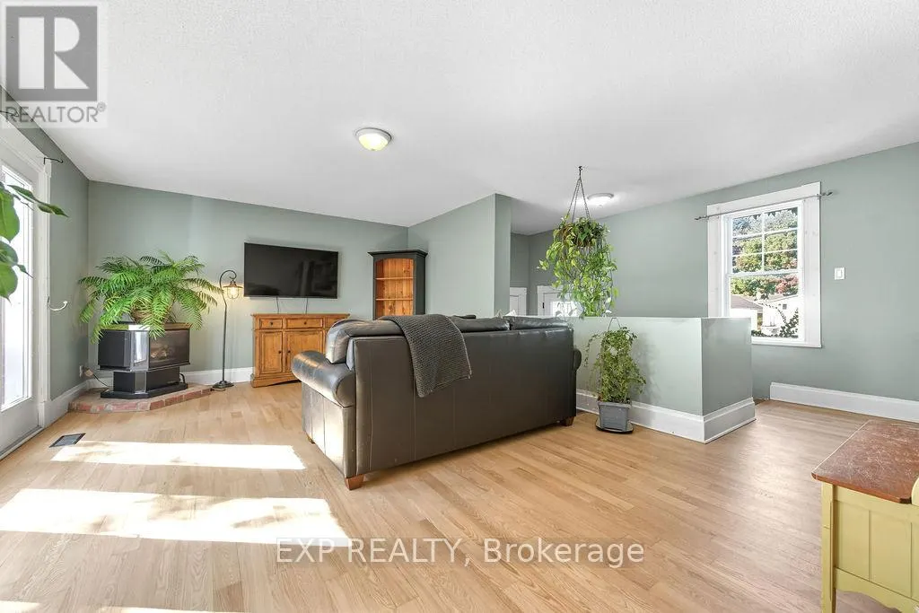 7 HINCKS AVENUE W