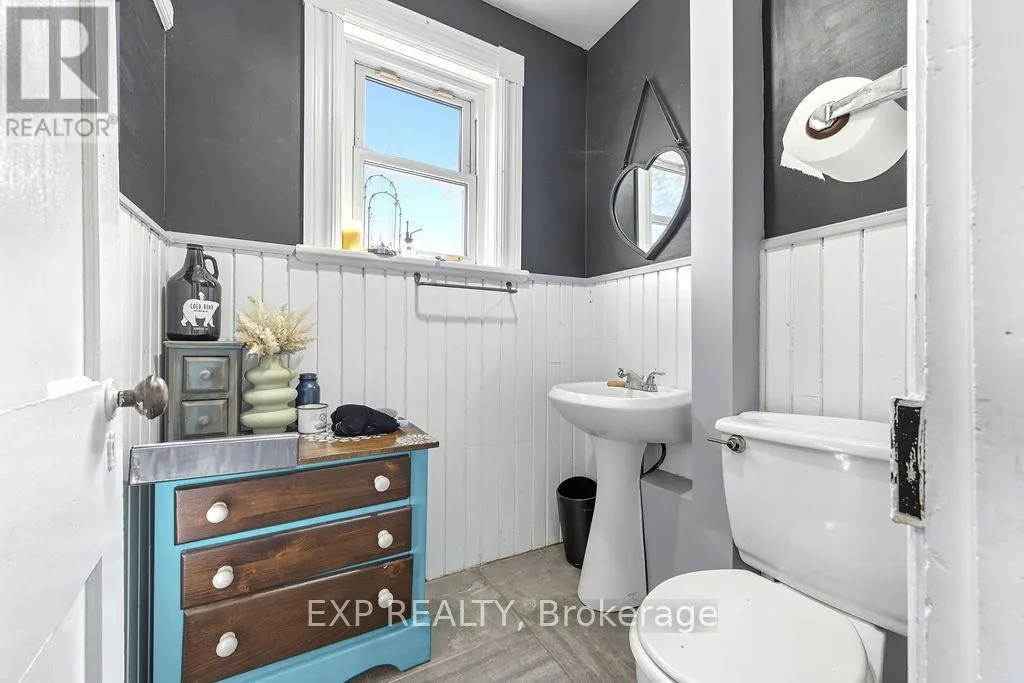 7 HINCKS AVENUE W