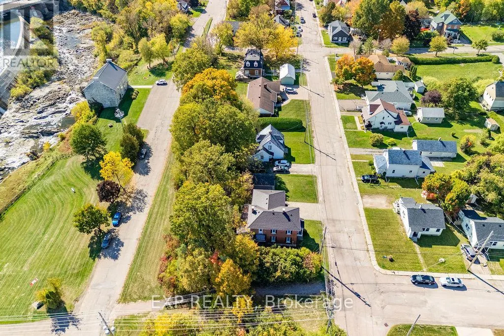 7 HINCKS AVENUE W