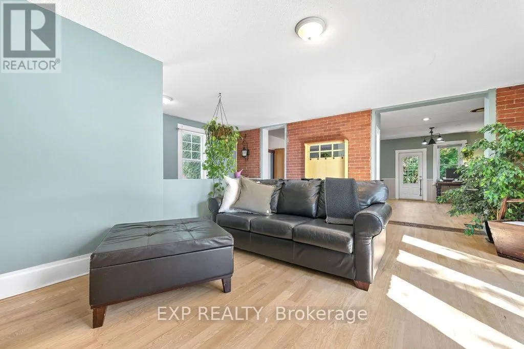 7 HINCKS AVENUE W
