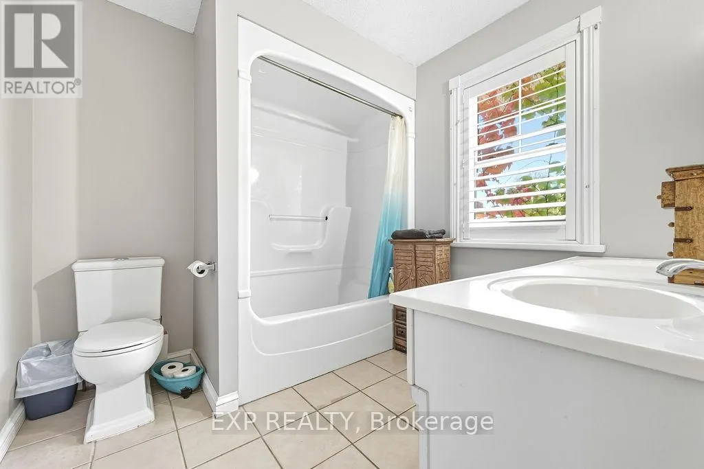 7 HINCKS AVENUE W