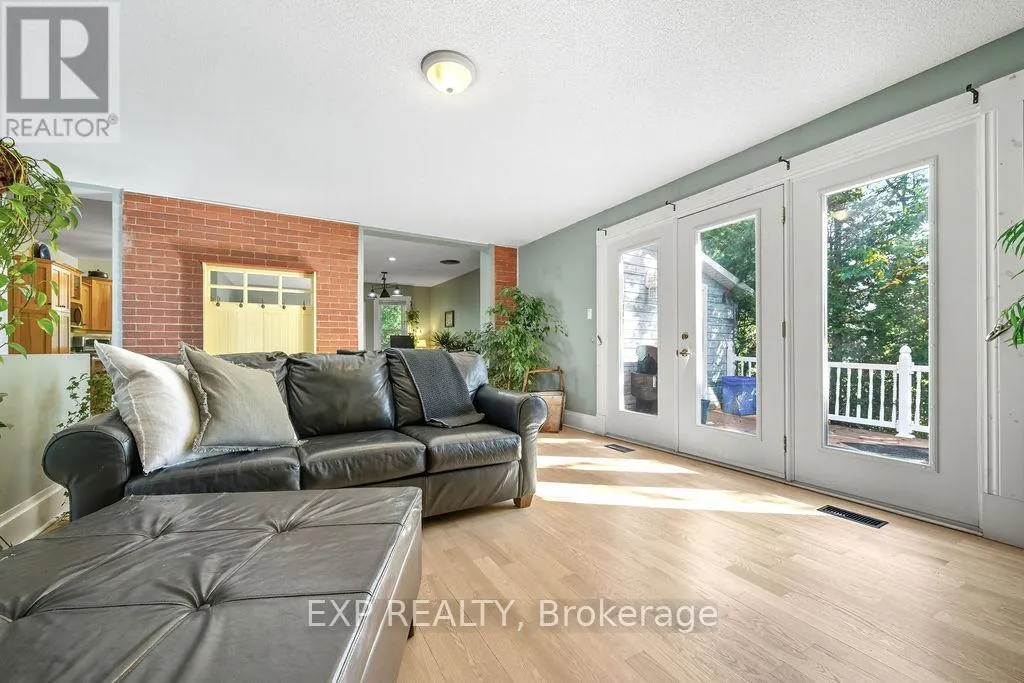 7 HINCKS AVENUE W