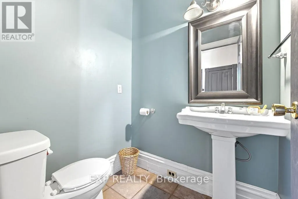 7 HINCKS AVENUE W