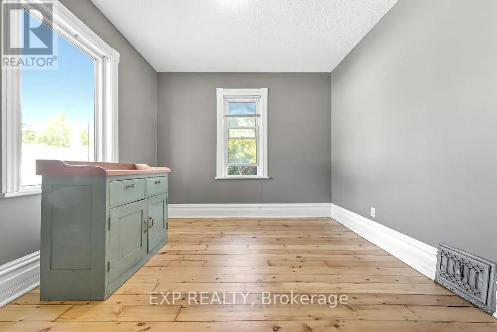 7 HINCKS AVENUE W