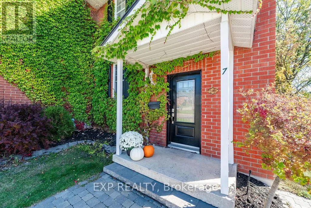 7 HINCKS AVENUE W