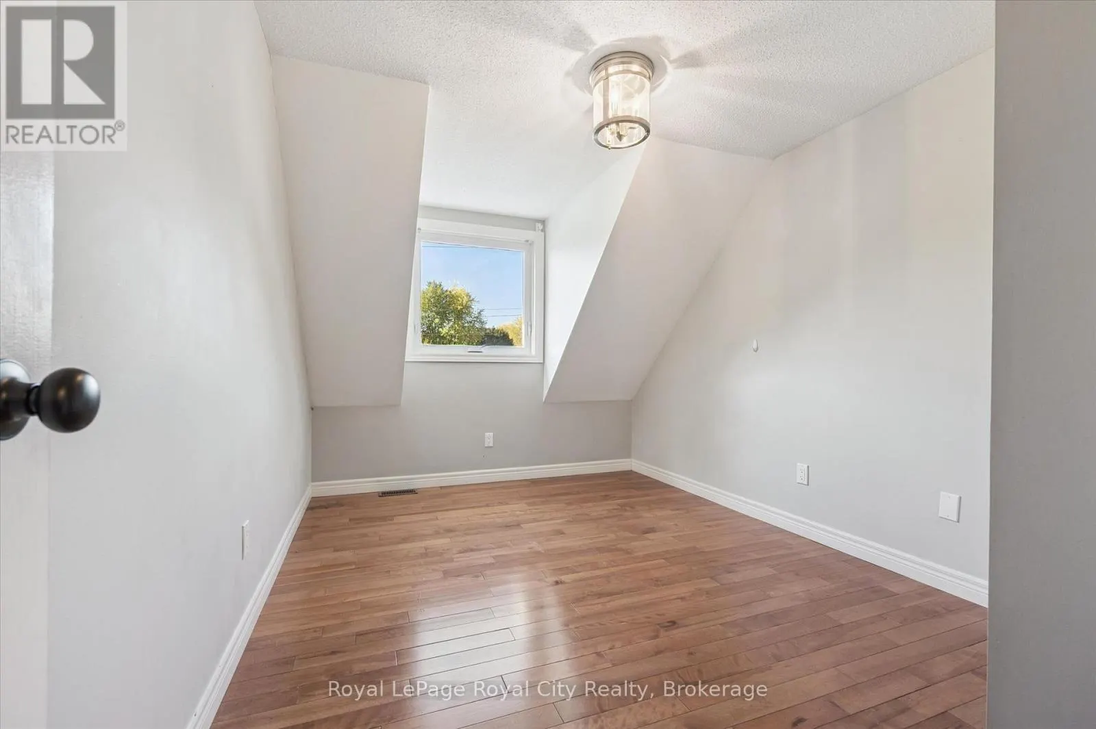 586 KORTRIGHT ROAD W