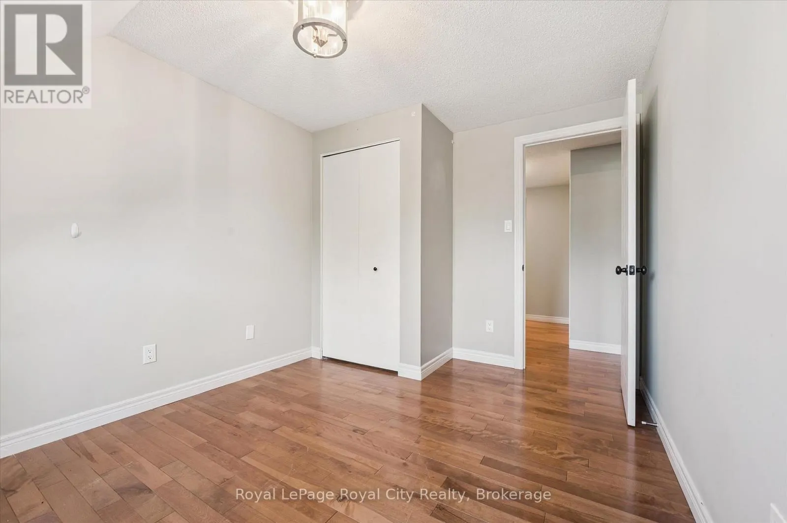 586 KORTRIGHT ROAD W