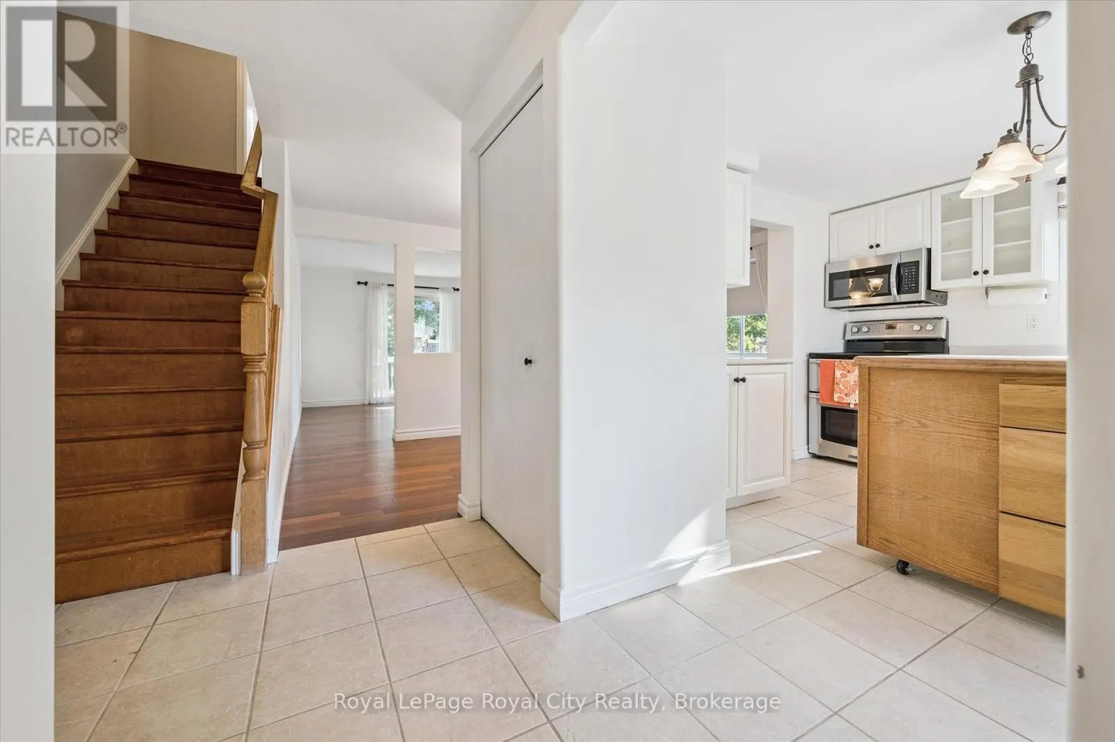 586 KORTRIGHT ROAD W