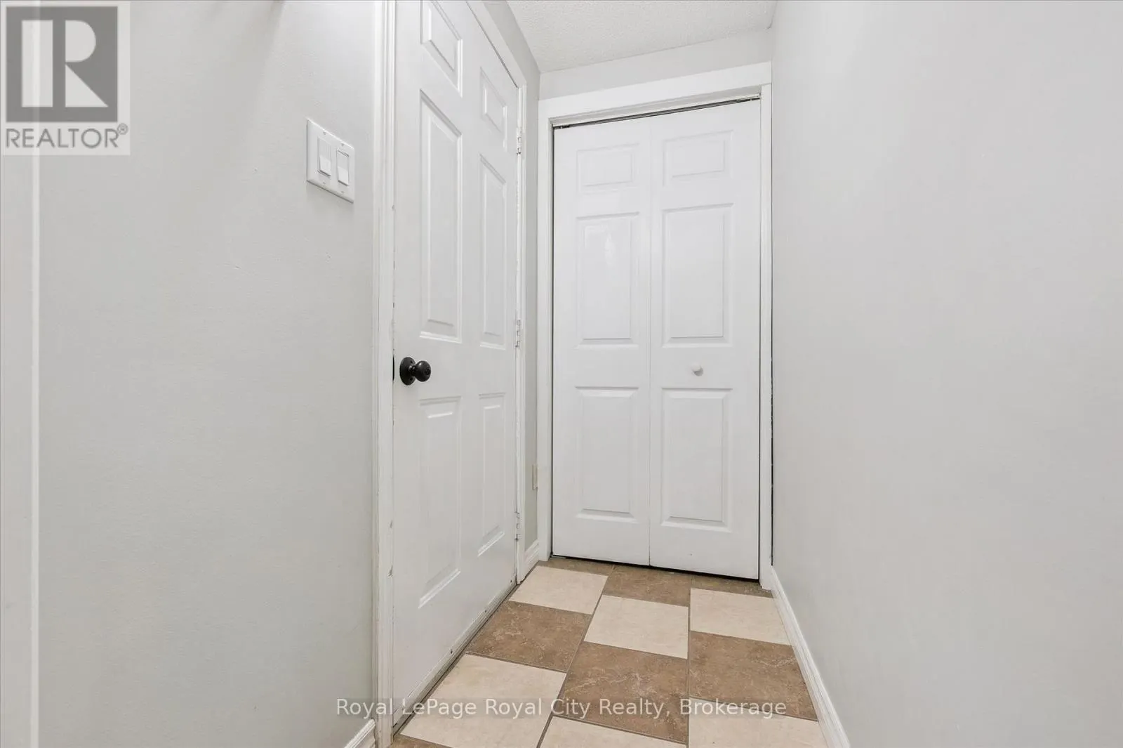 586 KORTRIGHT ROAD W