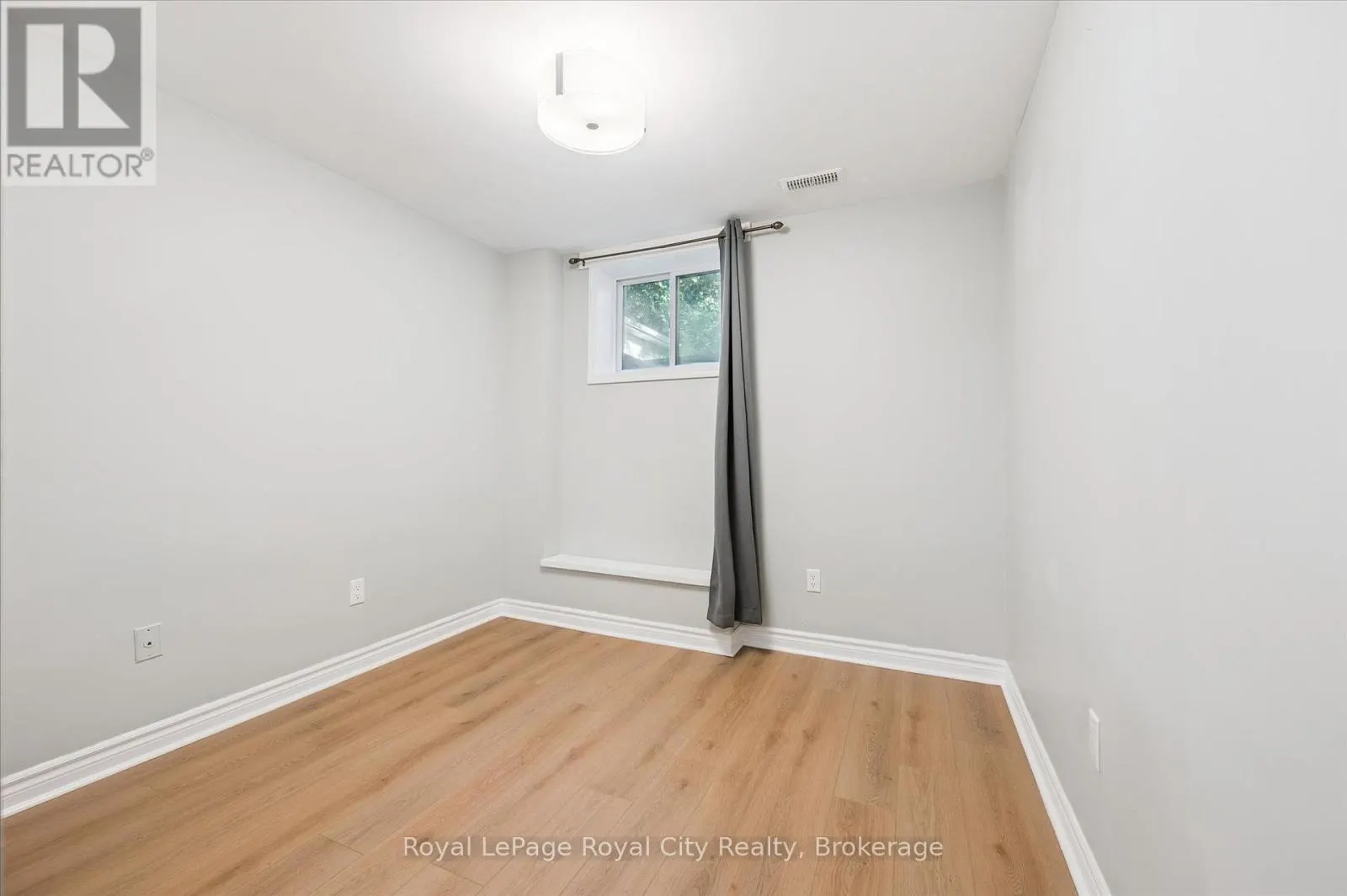 586 KORTRIGHT ROAD W