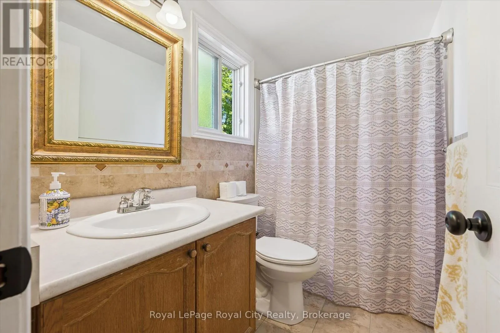 586 KORTRIGHT ROAD W