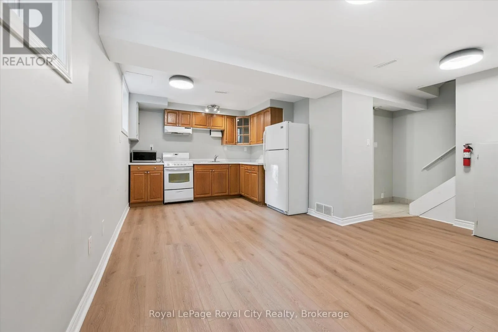 586 KORTRIGHT ROAD W
