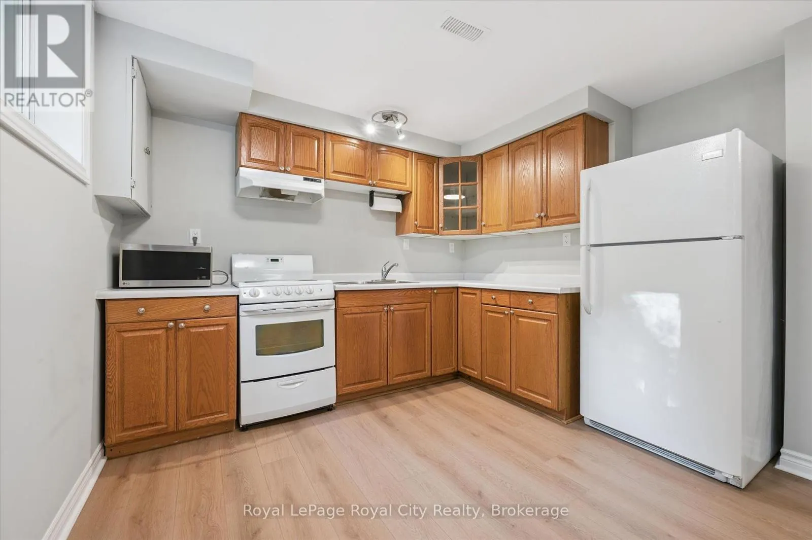 586 KORTRIGHT ROAD W
