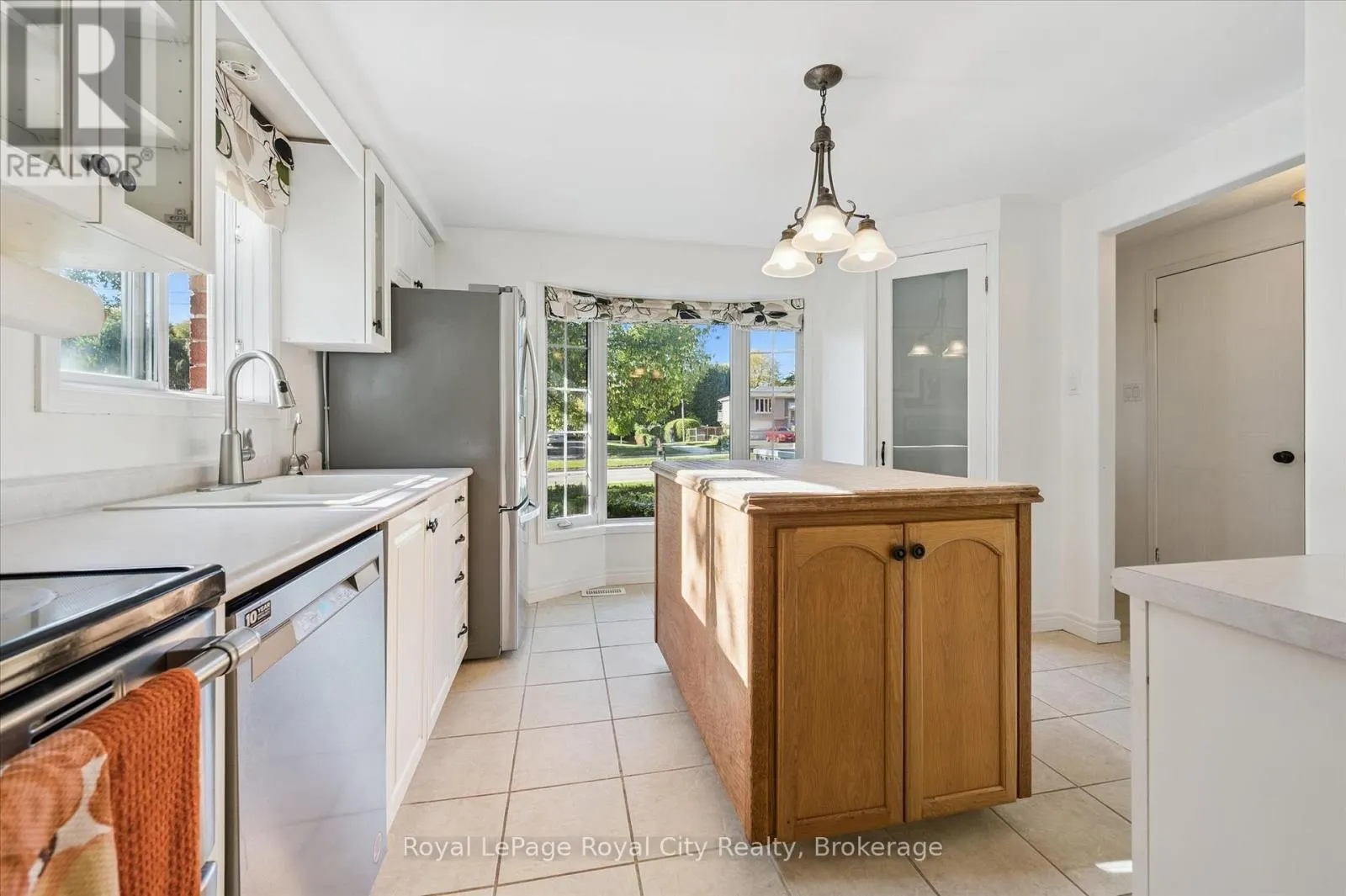 586 KORTRIGHT ROAD W