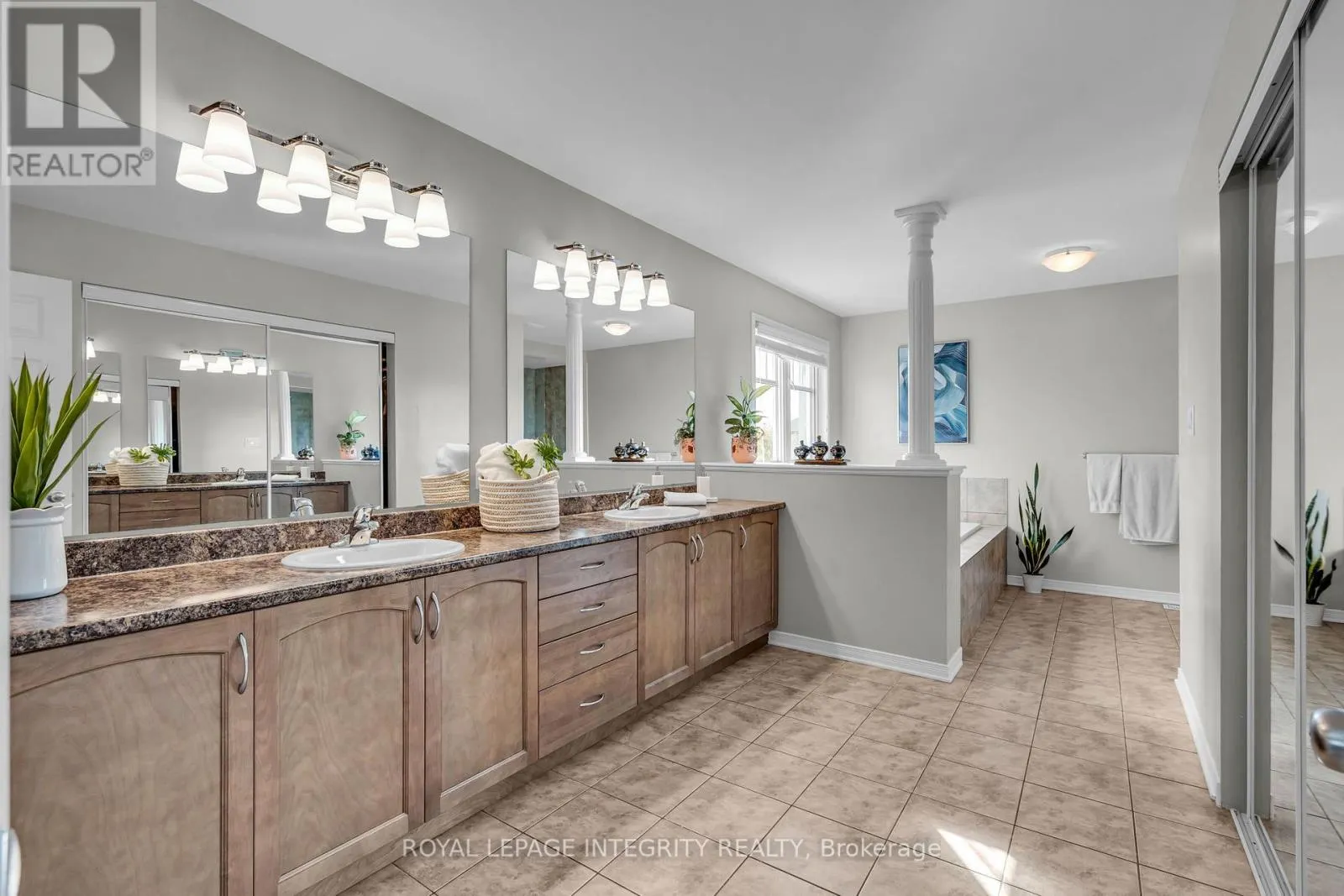 367 ANDALUSIAN CRESCENT