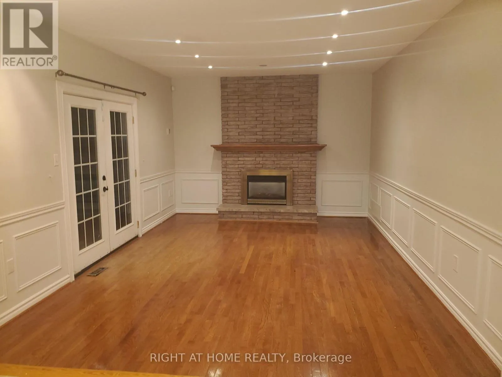 82 WOODSIDE SQUARE